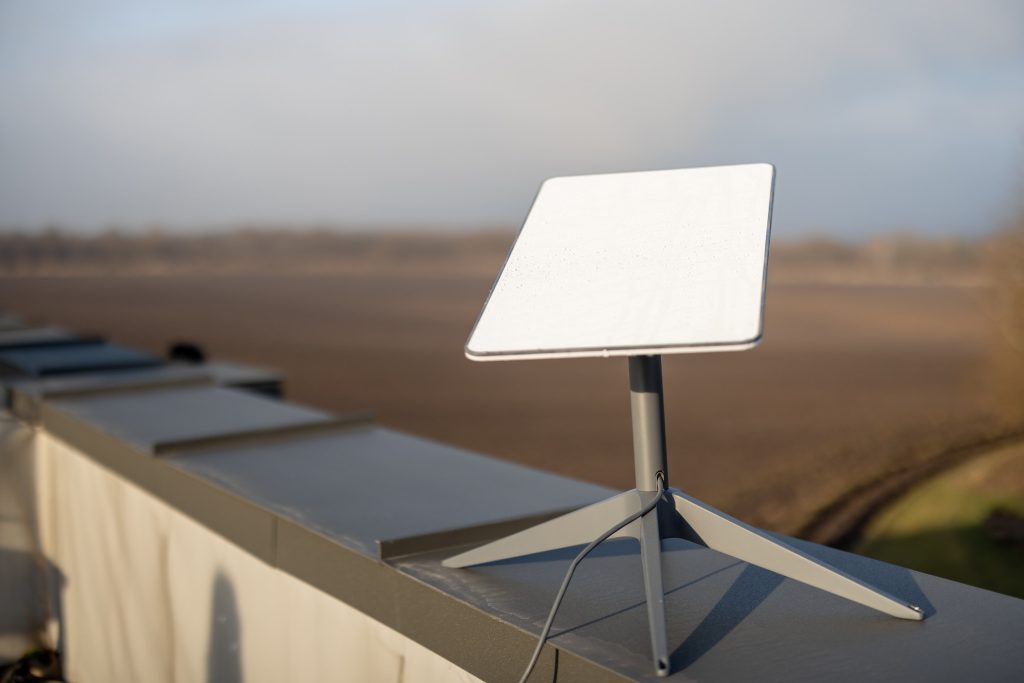 Starlink para Viagens vale a pena usar , Starlink satellite dish on roof of residential building